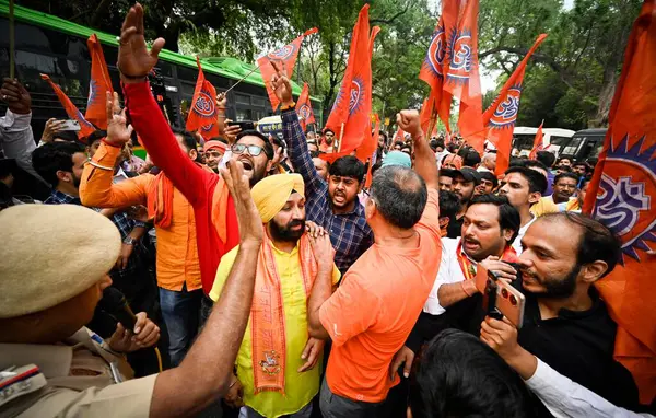 NEW DELHI INDIA MAYIS 12023 Vishwa Hindu Parishad ve Bajrang Dal üyeleri, 2 Mayıs 2023 tarihinde Yeni Delhi In 'de AICC genel merkezinin önünde Bajrang Dal hakkında yapılan sembolik protestolara karşı slogan attılar.