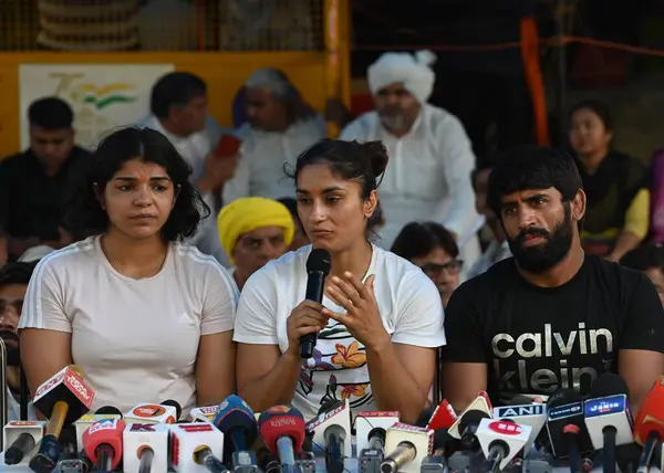 NEW DELHI INDIA 6 Mayıs 2023 Protesto güreşçileri Sakshi Malik Vinesh Phogat ve Bajrang Punia, 6 Mayıs 2023 tarihinde Yeni Delhi 'de Jantar Mantar' da basın mensuplarına brifing verdi.