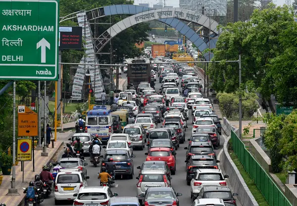 stock image NOIDA INDIA MAY 28 2023 Huge traffic jam seen owing to the security at the Noida Delhi Chilla border because of the farmers protest in Jantar Mantar on May 28 2023 in Noida India Photo by Sunil Ghosh Hindustan Times 