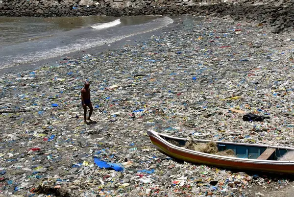 MUMBAI INDIA 31 Mayıs 2023 Bir adam Bhushan Koyande Hindustan Times tarafından Bombay Hindistan 'da 31 Mayıs 2023 tarihinde Badhwar Park Colaba' da deniz dalgaları tarafından geri atılan plastik atık üzerinde yürür. 