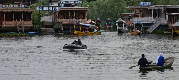 SRINAGAR INDIA 17 Mayıs 2023 Deniz Komandoları MARCOS devriyesi 17 Mayıs 2023 tarihinde Srinagar Hindistan 'da yapılacak G20 toplantısı öncesinde Waseem Andrabi Hindustan Times 