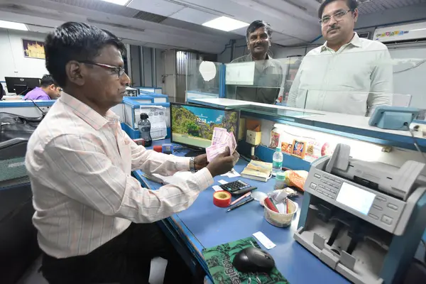 NEW DELHI INDIA 23 Mayıs 2023 Bir Banka personeli CP 2000 Notları sayma ve kontrol 23 Mayıs 2023 tarihinde Yeni Delhi Hindistan 'da Rezerv Bankası tirajdaki mevcut notlar ve tirajdaki 2000 Rupi geri çekildiğini duyurdu 