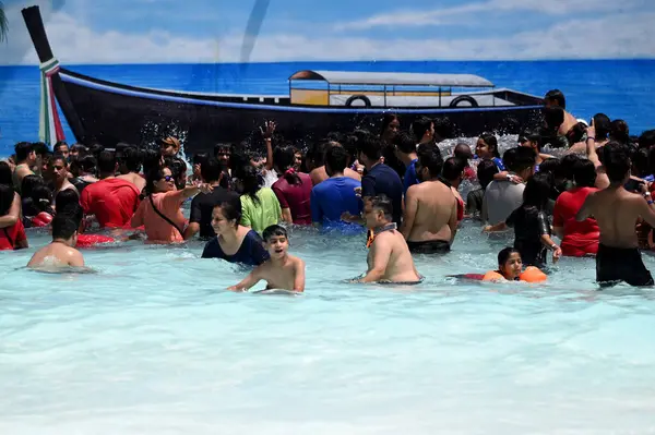 stock image NOIDA INDIA MAY 21 2023 People enjoy at a water park in GIP Mall on a hot sunny day Temperatures are likely to reach around 44C on May 21 2023 in Noida India Photo by Sunil Ghosh Hindustan Times 