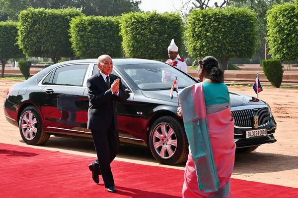 stock image NEW DELHI INDIA MAY 30 2023 King Norodom Sihamoni of Cambodia being welcomed by President Droupadi Murmu and Prime Minister Narendra Modi not in picture during his ceremonial welcome at the forecourt of Rashtrapati Bhavan on May 30 2023 in New Delhi 