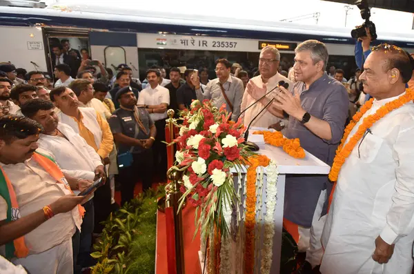 YENİ DELHI INDIA 25 Mayıs 2023 Hindistan Demiryolları Bakanı Ashwini Vaishnaw BJP MLA OM Prakash Sharma ile birlikte Anand Vihar Tren İstasyonu 'nda Başbakan Narendra Modi' nin Uttarakhand 'ın ilk yarı hızındaki Vande Bhar' ı neredeyse durdurması sonrasında
