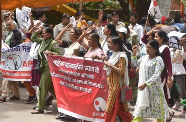 NEW DELHI INDIA MAYIS 16 2023 AIPWA aktivist yürüyüşü güreşçiler WFI çiftçi şefi Brij Bhushan Sharan Singh 'e karşı protesto yürüyüşü sırasında Jantar Mantar' da 16 Mayıs 2023 tarihinde Yeni Delhi Hindistan 'da Sonu Mehta