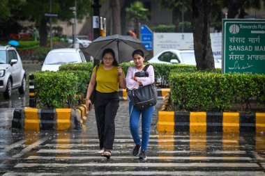 NEW DELHI INDIA MAYIS 32023 Yağmurlu bir günde Sansad Marg 'da Sanchit Khanna Hindustan Times tarafından 3 Mayıs 2023' te Yeni Delhi 'de çekilmiştir. 