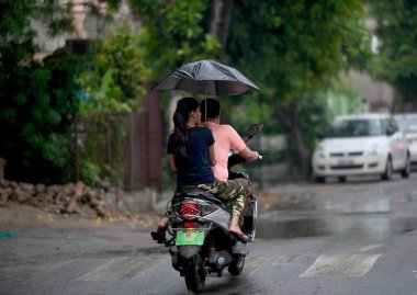 NOIDA INDIA APRIL 30 Nisan 2023 hafif yağmurda Bölge Yolu üzerinde 30 Nisan 2023 Noida Hindistan Fotoğrafı: Sunil Ghosh Hindustan Times 