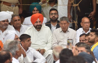 NEW DELHI INDIA MAYIS 12023 Uttarakhand eski başbakanı Harish rawat ve kongre lideri Navjot Singh Sidhu güreşçiler bajrang Punia Vinesh Phogat Sakshi Malik ile dokuzuncu günde yaptıkları protesto sırasında