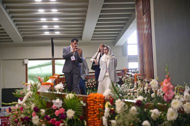 SRINAGAR INDIA MAY 23 2023 A group of G20 delegates walks during the second day proceedings of the third tourism working group meeting at Sher Kashmir International Convention Centre SKICC on May 23 2023 in Srinagar India Photo By Waseem Andrabi Hind clipart