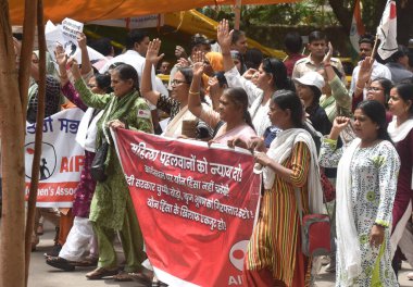 NEW DELHI INDIA MAYIS 16 2023 AIPWA aktivist yürüyüşü güreşçiler WFI çiftçi şefi Brij Bhushan Sharan Singh 'e karşı protesto yürüyüşü sırasında Jantar Mantar' da 16 Mayıs 2023 tarihinde Yeni Delhi Hindistan 'da Sonu Mehta