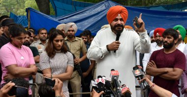 NEW DELHI INDIA MAYIS 12023 Kongre Başkanı Navjot Singh Sidhu Güreşçiler Bajrang Punia Vinesh Phogat Sakshi Malik ve diğerleri ile birlikte dokuzuncu günde Hindistan Güreş Federasyonu başkanı Brij Bh 'e karşı protestolarına son verdi.