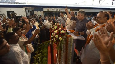 YENİ DELHI INDIA 25 Mayıs 2023 Hindistan Demiryolları Bakanı Ashwini Vaishnaw BJP MLA OM Prakash Sharma ile birlikte Anand Vihar Tren İstasyonu 'nda Başbakan Narendra Modi' nin Uttarakhand 'ın ilk yarı hızındaki Vande Bhar' ı neredeyse durdurması sonrasında