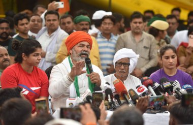 NEW DELHI INDIA MAYIS 7 2023 Bharatiya Kisan Union BKU lideri Rakesh Tikait ve Hap liderlerinin yanı sıra güreşçiler Vinesh Phogat ve Sangita Phogat, Hatice 'deki Güreş Federasyonu' na karşı düzenlenen protesto sırasında basın mensuplarına seslendi.