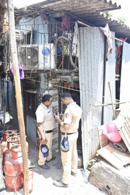 MUMBAI INDIA 15 Mayıs 2023 'te, 2' si reşit olmayan altı kişi, 15 Mayıs 2023 'te Hindistan' da, Koliwada Khar West 'teki bir iskan binasının odalarından birinde meydana gelen gaz sızıntısı sonucu ciddi yanmalara maruz kaldı. 