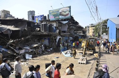 MUMBAI INDIA APRIL 28 Nisan 2023 Brihanmumbai Belediyesi BMC, 28 Nisan 2023 tarihinde Anand Yolu 'nun yanındaki ünlü MM Mithaiwala ve Delhi Sweets dükkanlarını ve diğer 19 mağazayı yerle bir ederek Batı Malad İstasyonu' nun dışındaki yolu genişletti.
