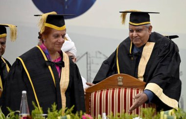 CHANDIGARH INDIA 20 Mayıs 2023 Hindistan Başkan Yardımcısı Jagdeep Dhankhar, Punjab Üniversitesi 'nin 20 Mayıs 2023 tarihinde Chandigarh Hindistan Fotoğrafı' nda eşi Sudesh Dhankhar 'a başkanlık teklif etti. 