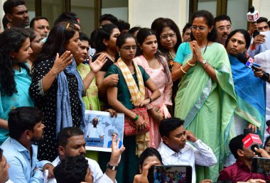 MUMBAI INDIA MAYIS 4 2023 Milliyetçi Kongre Partisi NCP lideri Supriya Sule, Dharna sırasında parti çalışanları ve destekçileriyle iletişime geçerek Pawar 'ı Y B Chavan' daki parti başkanlığı görevinden istifa etmeye çağırarak yatıştırmaya çalışıyor. 