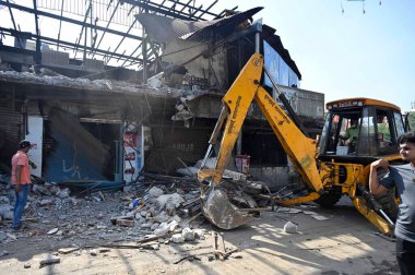 MUMBAI INDIA APRIL 28 Nisan 2023 Brihanmumbai Belediyesi BMC, 28 Nisan 2023 tarihinde Anand Yolu 'nun yanındaki ünlü MM Mithaiwala ve Delhi Sweets dükkanlarını ve diğer 19 mağazayı yerle bir ederek Batı Malad İstasyonu' nun dışındaki yolu genişletti.