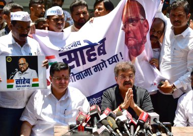 MUMBAI INDIA MAYIS 3 2023 Milliyetçi Kongre Partisi NCP lideri Jitendra Awhad, parti genel başkanı Sharad Pawar ile 3 Mayıs 2023 'te Mumbai Hindistan' da Bhushan Koyande Hindustan Tim tarafından çekilen Nariman Point 'te yaptığı görüşme sonrasında basın açıklaması yaptı.