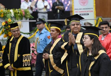 CHANDIGARH INDIA 20 Mayıs 2023 Punjab Üniversitesi Rektör Yardımcısı Prof Renu Vig Hindistan Başkan Yardımcısı Jagdeep Dhankhar ve eşi Sudesh Dhankhar ve Vali Punjab Banwari Lal Purohit ile birlikte Pencap Üniversitesi 'nin 20 Mayıs' taki 70.