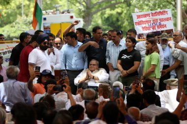 NEW DELHI INDIA 15 Mayıs 2023 Eski Vali Satyapal Malik ve Hintli güreşçiler Sakshi Malik Vinesh Phogat 15 Mayıs 2023 tarihinde Jantar Mantar 'da WFI şefi Brij Bhushan Singh' e karşı devam eden protesto sırasında Salman A