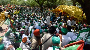 NEW DELHI INDIA MAYIS 8 2023 Samyukt Kisan Morcha ve Çiftçi sitesi Dharna Güreşçi Bajrang Punia Sakshi Malik Vinesh Phogat Sangeeta Phogat 'a destek için 16. gün boyunca Hindistan Güreş Federasyonu' na karşı yaptıkları protesto