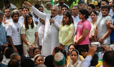 NEW DELHI INDIA 13 Mayıs 2023 Haryana Bhupinder Singh Hooda eski başkanı ve güreşçiler Vinesh Phogat Sakshi Malik Sangeeta Phogat Bajrang Punia 13 Mayıs 'ta Jantar Mantar' da düzenlenen protesto sırasında