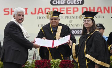 CHANDIGARH INDIA MAYIS 20 Mayıs 2023 Başkan Yardımcısı Jagdeep Dhankhar Punjab Üniversitesi Udyog Ratna Ödülünü Punjab Üniversitesi 'nin 70. Cemaat Töreni sırasında Ravi Kumar Merhaba