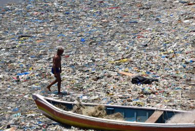 MUMBAI INDIA 31 Mayıs 2023 Bir adam Bhushan Koyande Hindustan Times tarafından Bombay Hindistan 'da 31 Mayıs 2023 tarihinde Badhwar Park Colaba' da deniz dalgaları tarafından geri atılan plastik atık üzerinde yürür. 