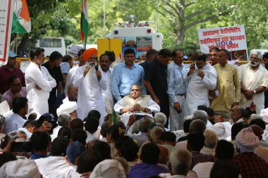 NEW DELHI INDIA 15 Mayıs 2023 Eski Vali Satyapal Malik ve Hintli güreşçiler Sakshi Malik Vinesh Phogat 15 Mayıs 2023 tarihinde Jantar Mantar 'da WFI şefi Brij Bhushan Singh' e karşı devam eden protesto sırasında Salman A