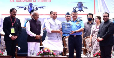 CHANDIGARH INDIA MAYIS 8 2023 Memurlar Rajnath Singh Savunma Bakanı önünde MOU 'nun Chandigarh İdaresi ile IAF arasında imzalanan imza üzerine Chandigarh Hindistan Fotoğraf Merkezi' nde 8 Mayıs 2023 tarihinde Keshav 