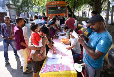 LUCKnow INDIA MAYIS 4 2023 Oy verenler, 4 Mayıs 2023 tarihinde Lucknow India 'da yapılan Rani Laxmi Bhai Memorial School Chinhat blok yerel seçimleri sırasında isimlerini bulmak için mücadele ediyor. 