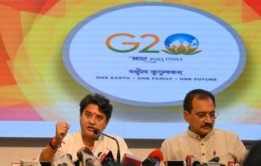 NEW DELHI INDIA 29 Mayıs 2023 Union Sivil Havacılık Bakanı Jyotiraditya Scindia ile Delhi BJP Başkanı Virendra Sachdeva, 9 yıllık Başbakan Narendra Modi hükümetinin parti ofisinde 29 Mayıs 'ta tamamlanması konulu basın toplantısında konuştu.