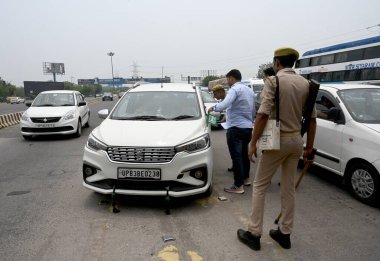 NOIDA INDIA 28 Mayıs 2023 Gautam Buddha Nagar polis gücü, 28 Mayıs 2023 'te Noida Delhi DND sınırına bariyerler koydu. Bu bariyerler, Bharatiya Kisan Union Tikait Grubu' na mensup çiftçilerin 28 Mayıs 2023 'te Noida Hindistan' da Sunil tarafından Noida Hindistan 'a girmesini engellemek içindi. 