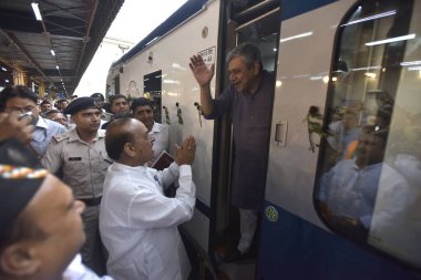 YENİ DELHI INDIA 25 Mayıs 2023 Hindistan Demiryolları Bakanı Ashwini Vaishnaw BJP MLA OM Prakash Sharma ile birlikte Anand Vihar Tren İstasyonu 'nda Başbakan Narendra Modi' nin Uttarakhand 'ın ilk yarı hızındaki Vande Bhar' ı neredeyse durdurması sonrasında