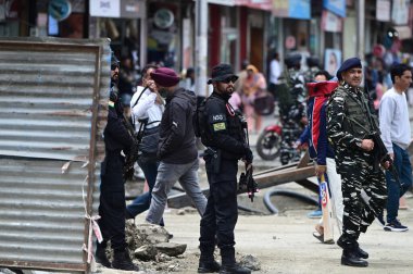 SRINAGAR INDIA Mayıs 18 2023 Ulusal Güvenlik Muhafız NSG Komandoları ve paramiliter kuvvetleri 18 Mayıs 2023 tarihinde Srinagar Hindistan 'da G20 ülkelerinden delegelerin G20 çalışma grubu toplantısı öncesinde takviye ediliyor.