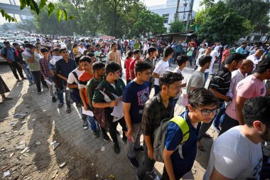 NEW DELHI INDIA MAYIS 21 2023 Öğrenciler kuyrukta bekliyor Ortak Üniversite giriş sınavının ilk yeri için CUET UG Mohan Estate 'teki bir muayene merkezinde 21 Mayıs 2023' te Yeni Delhi 'de UG 2023