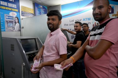 NOIDA INDIA 23 Mayıs 2023 Rs 2000 'i yatırmak için kuyruğa giren insanlar 23 Mayıs 2023 tarihinde Noida Hindistan' da 2. Sektör 'deki SBI Bank' a Salı gününden itibaren değiş tokuş veya mevduat süreci başlatılacak mı? RBI 'ın şu anki de akışına 2 bin para birimi kolaylaşacak.