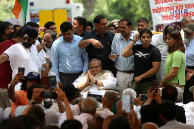 NEW DELHI INDIA 15 Mayıs 2023 Eski Vali Satyapal Malik ve Hintli güreşçiler Sakshi Malik Vinesh Phogat 15 Mayıs 2023 tarihinde Jantar Mantar 'da WFI şefi Brij Bhushan Singh' e karşı devam eden protesto sırasında Salman A