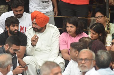 NEW DELHI INDIA MAYIS 12023 Kongre Başkanı Navjot Singh Sidhu Güreşçiler Bajrang Punia Sakshi Malik ve diğerleri ile dokuzuncu gün boyunca yaptığı görüşmede Hindistan Güreş Federasyonu başkanı Brij Bhushan Saran 'a karşı Jantar Mant