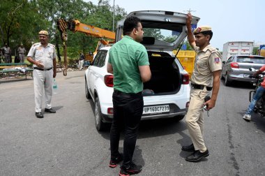 NOIDA INDIA 28 Mayıs 2023 Delhi polis gücü, 28 Mayıs 2023 tarihinde Noida Delhi Chilla sınırında, Bharatiya Kisan Birliği Tikait Grubu 'na mensup çiftçilerin Doğu Delhi' ye girmesini engellemek için engeller koydu. 