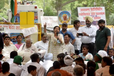 NEW DELHI INDIA MAYIS 16 2023 AIPWA güreşçilerin WFI Güreş Federasyonu başkanı Brij Bhushan Sharan Singh 'i protesto eden bir aktivist 16 Mayıs 2023 tarihinde Yeni Delhi Hindistan' da Son