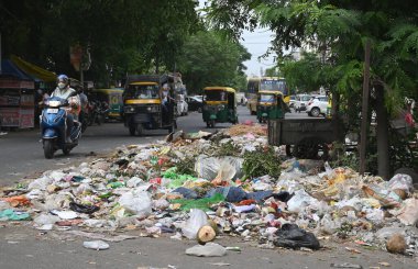 GURUGRAM INDIA 25 Mayıs 2023 MCG temizlik çalışanları 24 Mayıs 2023 'te Hindistan Gurugramı' nda SD Lisesi yakınlarındaki Khandsa yolunda çöp karıştırdı. Fotoğraf: Parveen Kumar Hindustan Times 