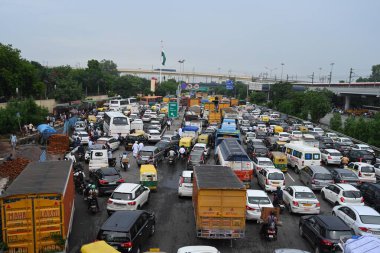 NEW DELHI, INDIA - 23 Ağustos 2024: Dhaula Kuan Metro İstasyonu yakınlarındaki Sardar Patel Marg 'da trafik sıkışıklığı ve Halka yolu, 23 Ağustos 2024 tarihinde Yeni Delhi, Hindistan' da şiddetli yağmur sonrasında Dhaula Kuan üstgeçidi altında su bloklama nedeniyle.