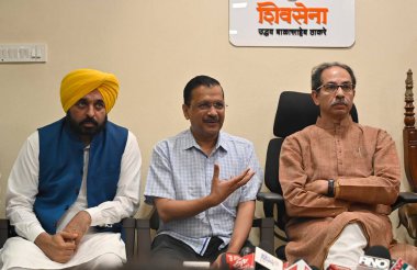 MUMBAI INDIA 24 Mayıs 2023 Punjab başbakanı Bhagwant Mann ve Delhi başbakanı Arvind Kejriwal Shiv Sena UBT başkanı Uddhav Thackeray ile 24 Mayıs 2023 tarihinde Mumbai Hindistan 'da Vijay Bate Hindustan Times 