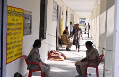 LUCKnow INDIA 4 Mayıs 2023 Deepak Gupta Hindustan Times 'ın 4 Mayıs 2023 tarihli Lucknow Hindistan Fotoğrafı sırasında seçmen listesindeki isimlerin kaybolması nedeniyle BKT üniversitesi sandık merkezinin terk edilmiş koridorları 