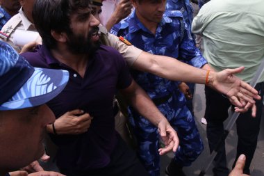 YENİ DELHI INDIA 28 Mayıs 2023 Güreşçiler Sakshi Malik Vinesh Bajrang Punia ve destekçileri Jantar Mantar 'dan Yeni Parlamento' ya yapılan protesto yürüyüşüne önderlik ettiler. Mahila Panchayat barikatlara tırmandı ve daha sonra Delhi Polisi tarafından gözaltına alındı.