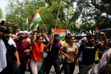 YENİ DELHI INDIA 28 Mayıs 2023 Güreşçiler Sakshi Malik Vinesh Bajrang Punia ve destekçileri Jantar Mantar 'dan Yeni Parlamento' ya yapılan protesto yürüyüşüne önderlik ettiler. Mahila Panchayat barikatlara tırmandı ve daha sonra Delhi Polisi tarafından gözaltına alındı.