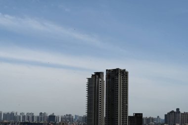 NOIDA INDIA MAYIS 27 Mayıs 2023 Hava kirliliği seviyelerindeki bir düşüş ve 27 Mayıs 2023 'te Noida Hindistan' da Sunil Ghosh Hindustan Times tarafından çekilen fotoğraf sonrasında şehir siluetinin görüş açısının artması sonrasında görüldü. 